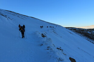雪地徒步者攀登雪山