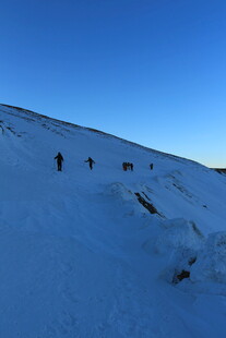 雪地徒步者的前行之路