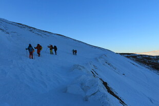 雪地徒步者攀登雪山