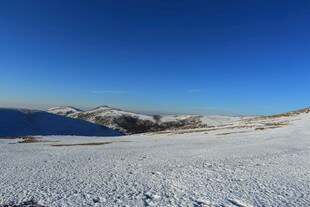 雪覆荒境 远山脉脉映蓝天