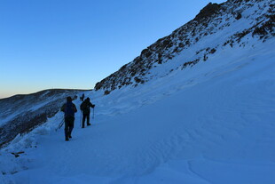 雪地徒步者的前行之路
