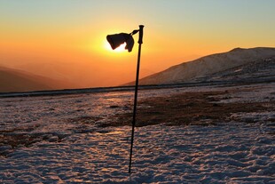 雪地日落旁的摄影灯架