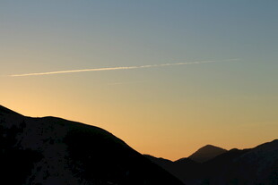 黄昏下的壮丽山峦美景