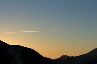 日落时分的山峦天际线