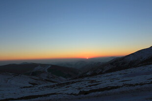 日出时分的山间美景