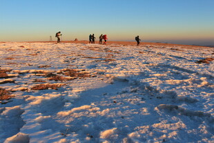 雪地上的人群剪影