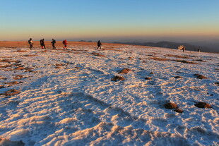 雪地徒步队伍的壮丽风景