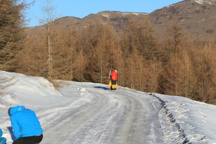 冬日山路徒步者