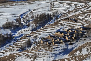 雪覆梯田中的古朴村落