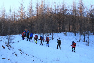 雪地中众人徒步登山