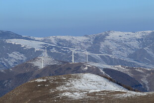 雪山间的风力发电景观