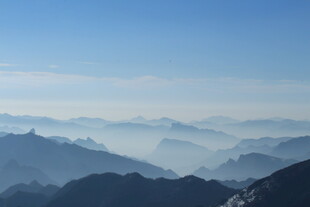 壮丽山峦云海美景
