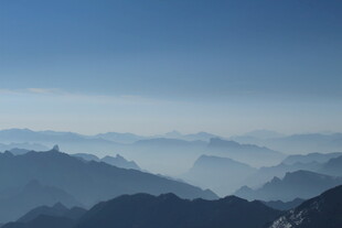山峦云海 壮阔天际之景