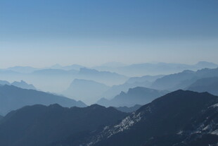 壮丽群山 蓝天映衬美景