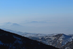 冬日雪覆山峦景致