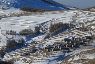 雪覆山村美景