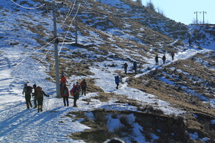 冬日山间徒步场景
