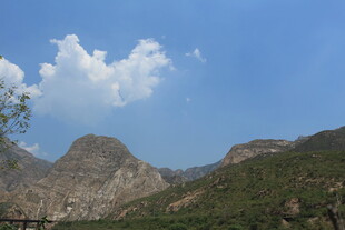 蓝天白云下的秀丽山峦