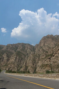 公路旁的壮丽山景