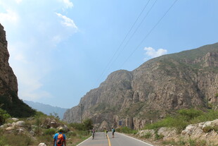 山间骑行路 风景独好