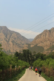 山间徒步小道上的旅人