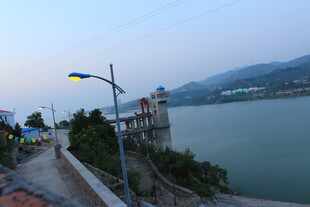 河畔风景中的乌克兰旗帜