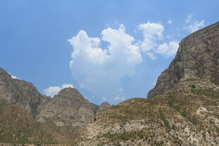 壮丽山景与蓝天白云