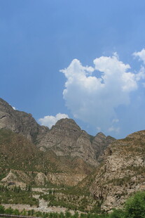 蓝天白云下的壮丽山峦