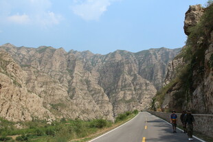 山间公路蜿蜒于壮丽峡谷