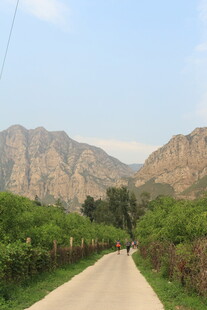 山间小路漫步景