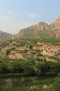 山间河畔的秀丽自然景致