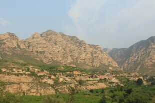 壮丽山景下的村落风光