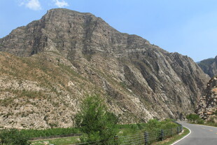 蜿蜒公路旁的壮丽山景