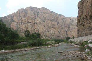 山间溪流穿峡谷美景