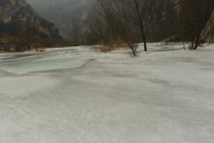 冬日冰封河谷景色