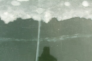 冰面裂痕与积雪景象