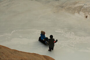 两人坐雪地享受惬意时光