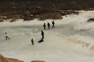 冬日冰面嬉戏场景