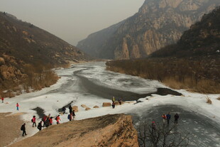冬日河谷游人赏景