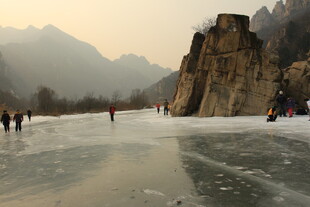 冬日冰面游人赏景