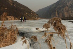 冬日冰河旁的徒步景象