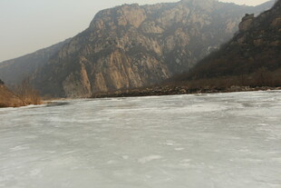 冰封河畔的壮丽山景