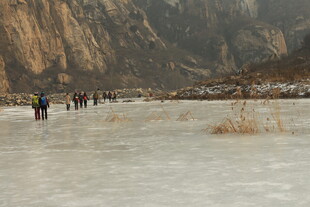 冬日冰河徒步景象