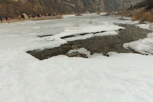 冬日河畔冰雪覆盖景象
