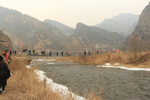 山间河畔徒步人群景观