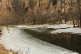 冬日河畔冰雪覆盖景象