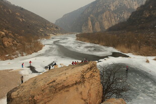 冬日峡谷冰河壮丽景象