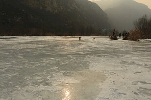 冰封湖面的冬日景象