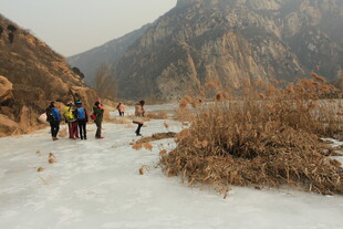 雪地山间徒步旅行者