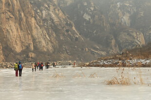冬日山间冰河漫步景象
